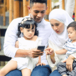 Kedua orang tua yang sedang membangun kedekatan dengan kedua anaknya