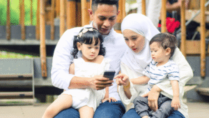 Kedua orang tua yang sedang membangun kedekatan dengan kedua anaknya