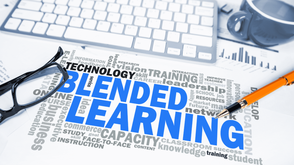 Konsep blended learning dalam pendidikan dengan teknologi digital, pembelajaran online dan tatap muka.