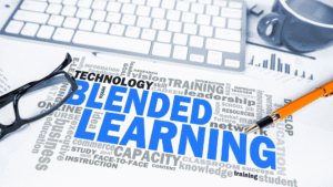 Konsep blended learning dalam pendidikan dengan teknologi digital, pembelajaran online dan tatap muka.