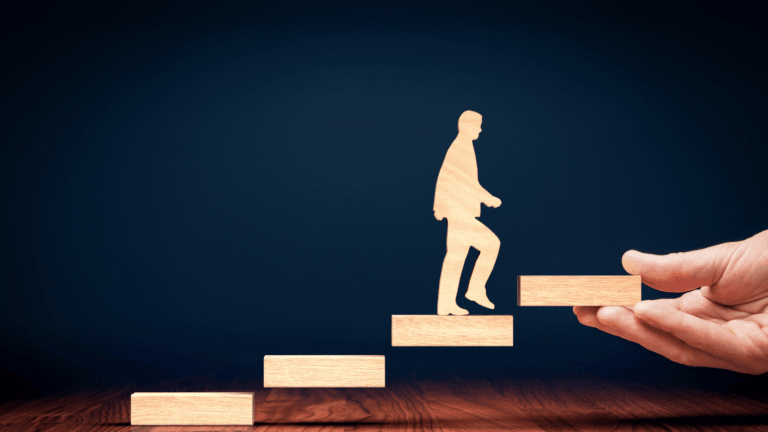 Ilustrasi konsep motivasi belajar dan perkembangan diri, menampilkan figur manusia dari kayu menaiki tangga dengan bantuan tangan, melambangkan dukungan, pertumbuhan karier, dan pembelajaran bertahap.