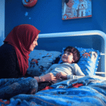 Seorang ibu yang sedang deep talk dengan anaknya sebelum tidur