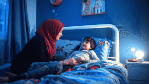 Seorang ibu yang sedang deep talk dengan anaknya sebelum tidur