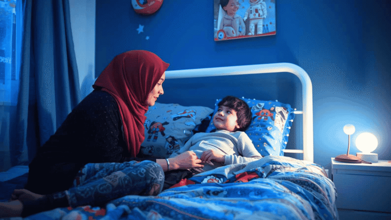 Seorang ibu yang sedang deep talk dengan anaknya sebelum tidur