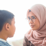 Seorang ibu yang memarahi anaknya menyuruh belajar